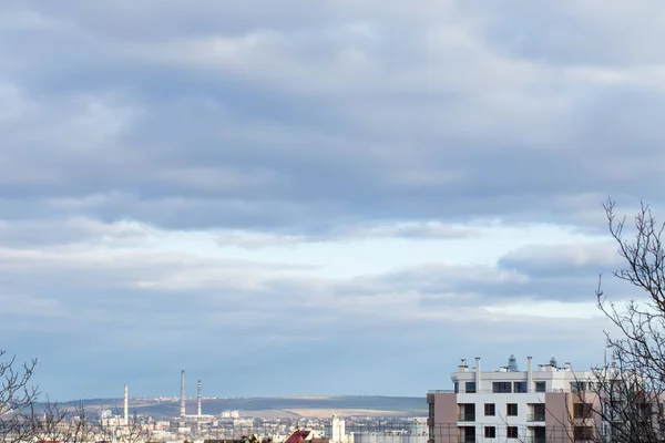 Vista de la ciudad con cielo nublado . — Foto de Stock