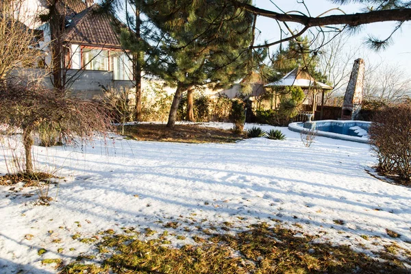 春天被雪覆盖的后院. — 图库照片
