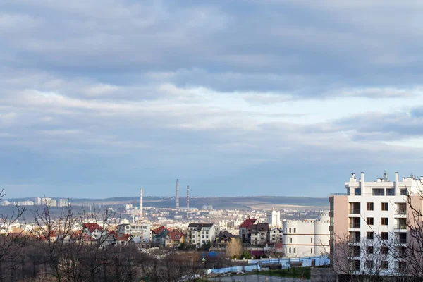 Widok na miasto z pochmurnego nieba. — Zdjęcie stockowe