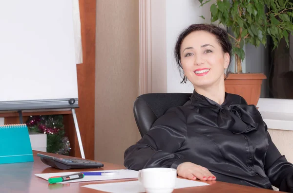 Mujer de negocios sentada en la mesa de la oficina . — Foto de Stock