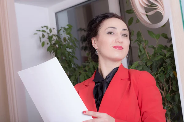 Business woman holding the document. — Stock Photo, Image