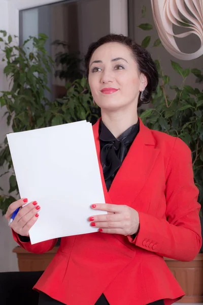 Obchodní žena držící dokument. — Stock fotografie