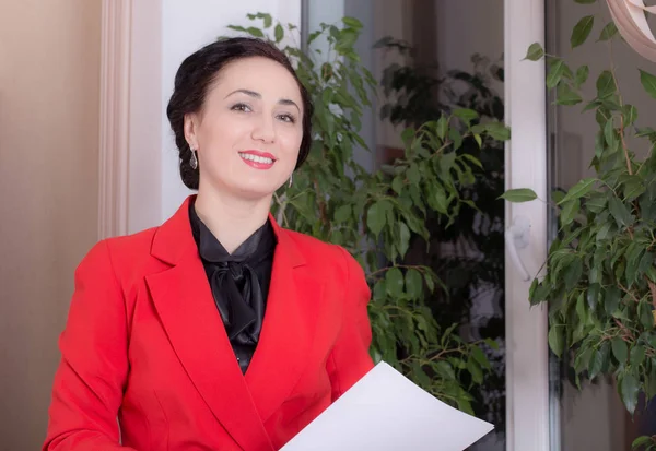 Business woman holding the document. — Stock Photo, Image