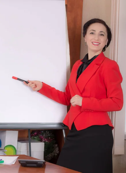 Affärskvinna som står nära whiteboard-tavlan. — Stockfoto