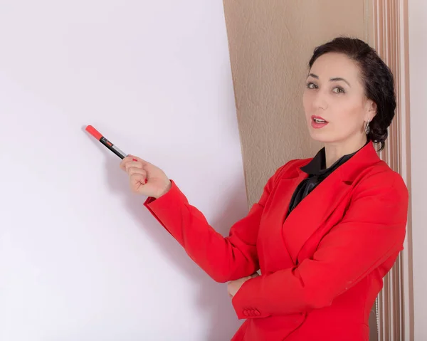 Business woman explaining at the whiteboard. — Stock Photo, Image