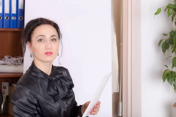 Business woman standing near the whiteboard. — Stock Photo, Image