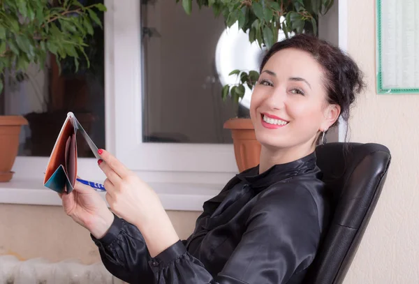 Business woman holding the calendar. — Stock Photo, Image