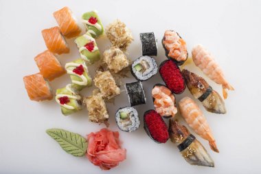 Küme lezzetli suşi rulo.