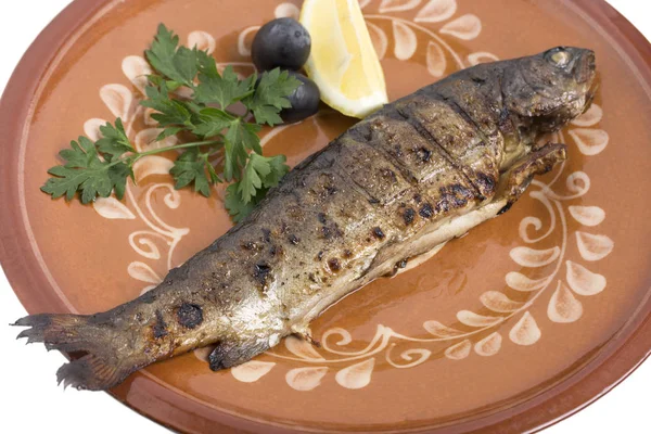 Carpa cocida en un plato de arcilla . —  Fotos de Stock