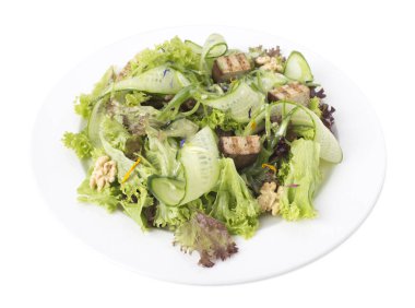 Taze ceviz ve tofu peyniri salatası.