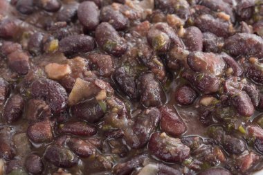 Kavrulmuş fasulye sosu ile.