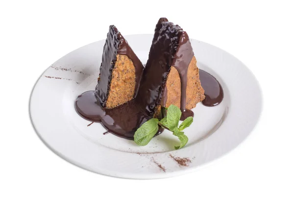 Delicioso pastel con salsa de chocolate. —  Fotos de Stock