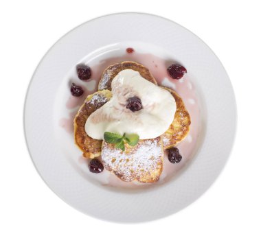 Ekşi krema ve kiraz ile Pancakes.