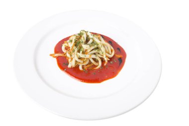 Kalamar erişte lezzetli kırmızı sos ile.