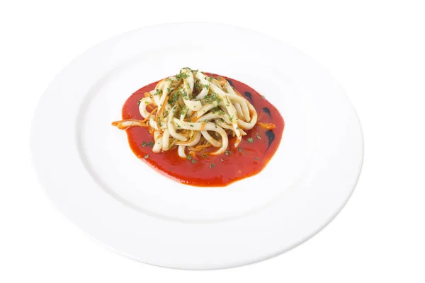 Tagliatelle di calamari con deliziosa salsa rossa . — Foto Stock