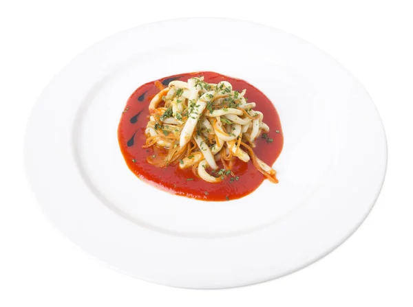 Tagliatelle di calamari con deliziosa salsa rossa . — Foto Stock