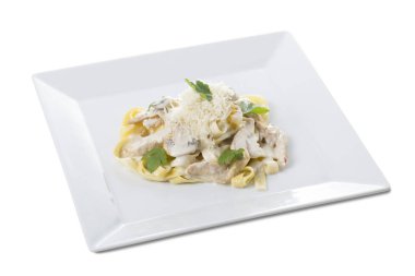 Fettuccine makarna tavuk fileto ve mantar ile.