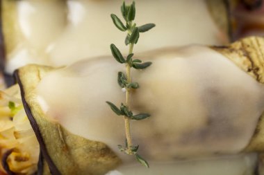 Patlıcan rulo ile soya erişte.