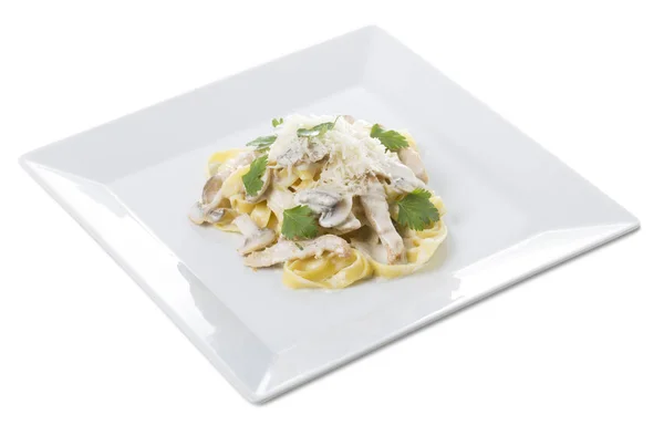 Fettuccine pasta with chicken fillet and mushrooms. — Stock Photo, Image