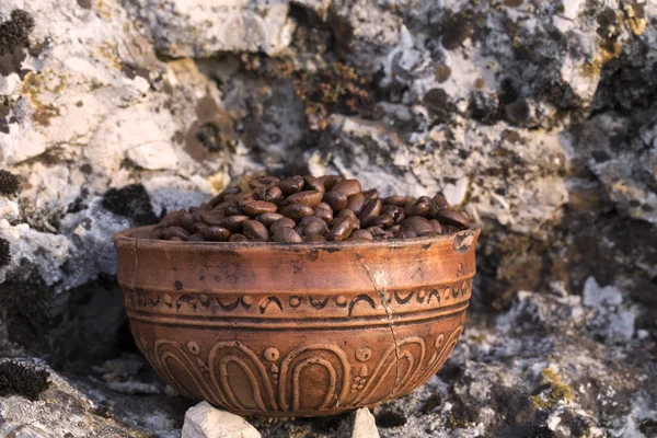 Granos de café en tazón de cerámica . — Foto de Stock
