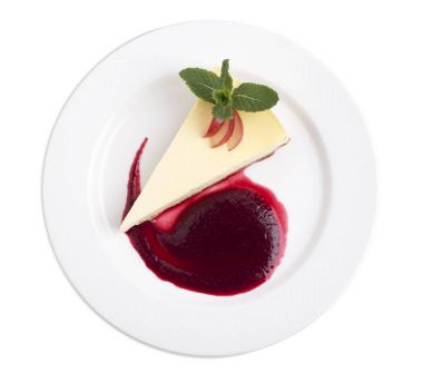 Lezzetli peynirli kek ve kırmızı sos.