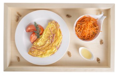 Jambonlu omlet havuç salatası ile.