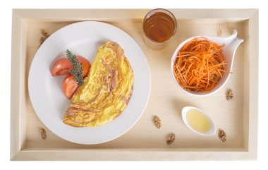 Jambonlu omlet havuç salatası ile.