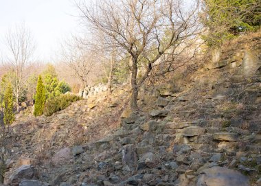 Eski taş yamaç.