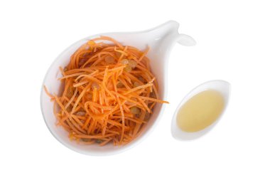 Kuru üzüm ve bal ile havuç salatası.