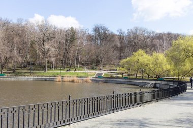 Yol gölün etrafında yürüyüş.