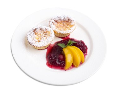 Kızılcık soslu peynirli kek.