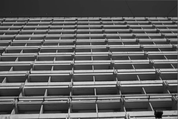 Blick von unten auf das Hochhaus. — Stockfoto