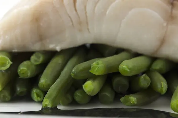 Steamed trout fillet with french beans. — Stock Photo, Image