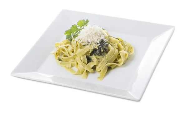 Fettuccine pasta con pesto y parmesano . — Foto de Stock