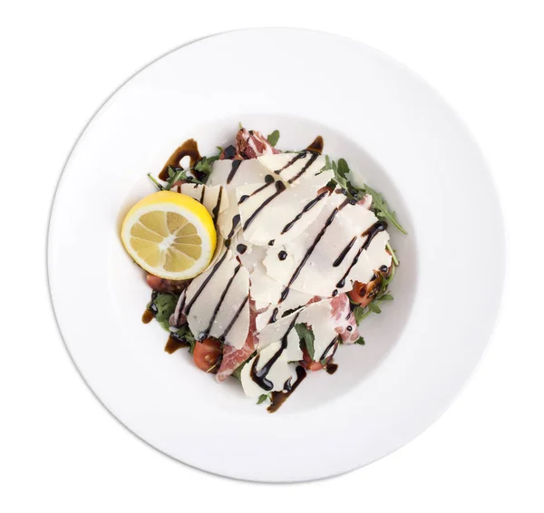 Rucola salade met prosciutto en Parmezaanse kaas. — Stockfoto