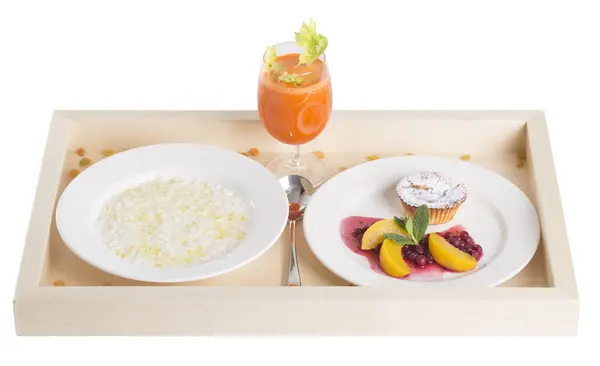 Porridge di riso con muffin e succo di frutta . — Foto Stock