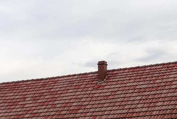 Kırmızı kiremit çatı ev. — Stok fotoğraf