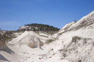 Kireçtaşı mineraller ile güzel vadi.