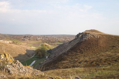 Köy ve tepeler güzel manzaralı manzara.
