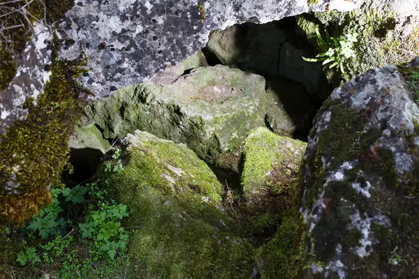 Taşlar ile küçük mağara.