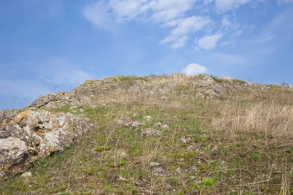 Büyük taşlarla güzel manzara.