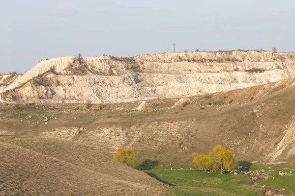 Kalker ocağı güzel görünümü ile manzara. — Stok fotoğraf