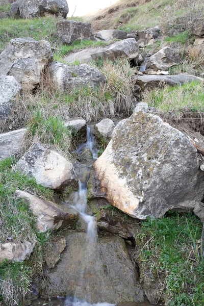 Agua del río que fluye sobre piedras . —  Fotos de Stock