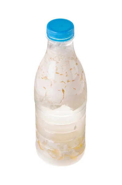 Zsiadłe mleko w butelce z tworzywa sztucznego. — Zdjęcie stockowe