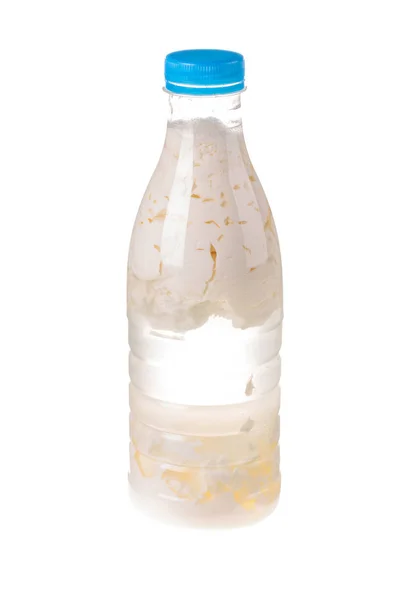 Zure melk in een plastic fles. — Stockfoto