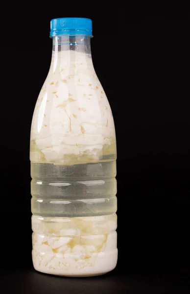 Zure melk in een plastic fles. — Stockfoto