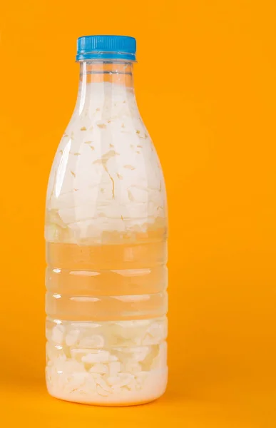 Kyselé mléko v plastové láhvi. — Stock fotografie
