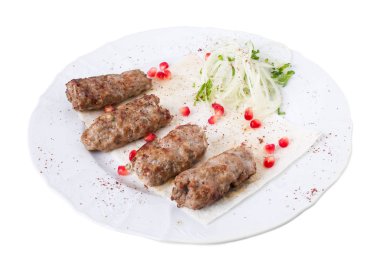 Lezzetli kuzu kebap pide üzerinde.