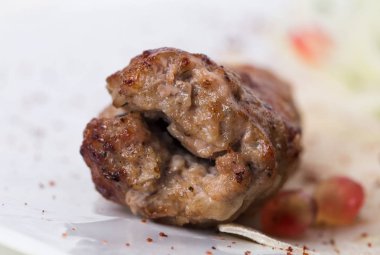 Lezzetli kuzu kebap pide üzerinde.