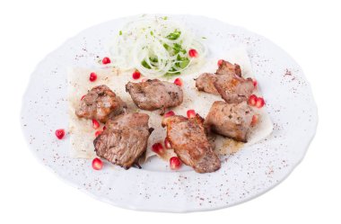 Lezzetli sığır eti şiş kebap pide üzerinde.